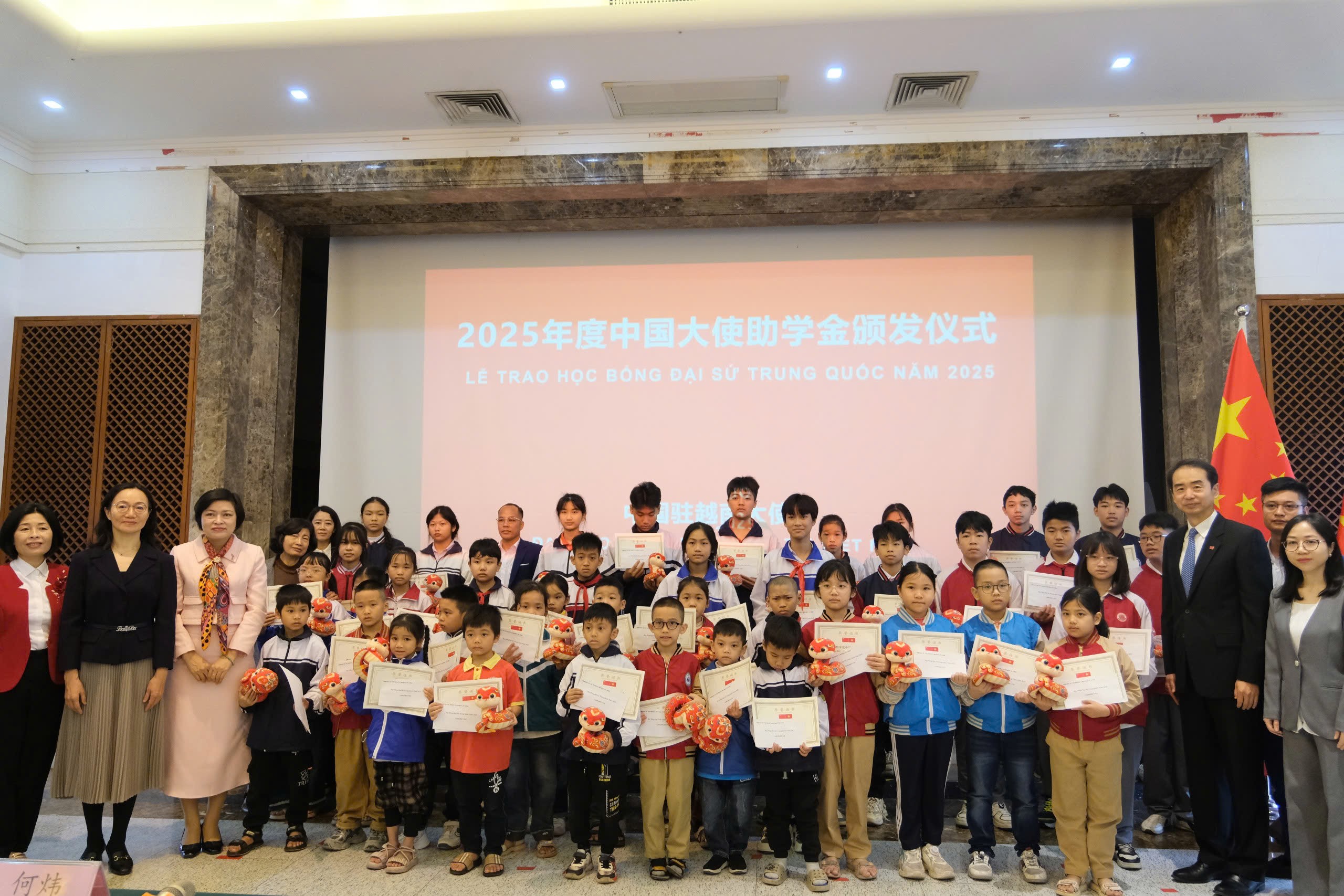 Trao học bổng Đại sứ Trung Quốc năm 2025 cho 225 học sinh vượt khó