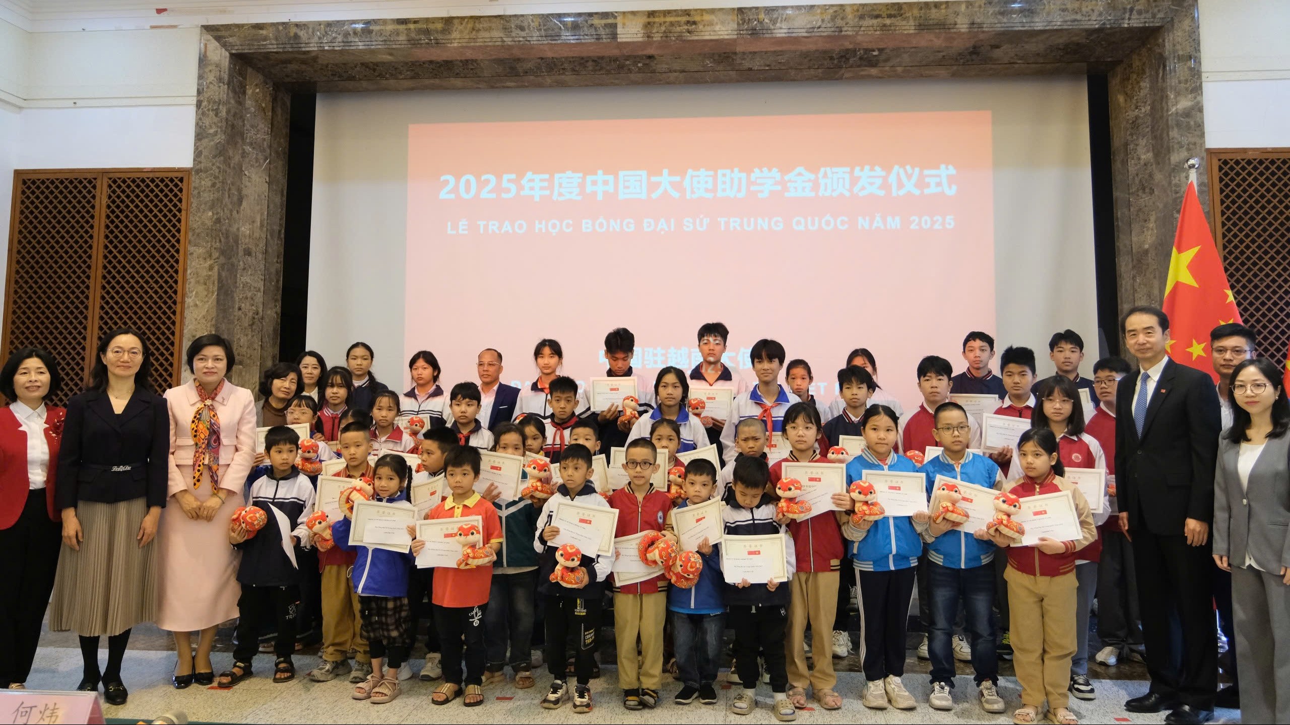 Trao học bổng Đại sứ Trung Quốc năm 2025 cho 225 học sinh vượt khó