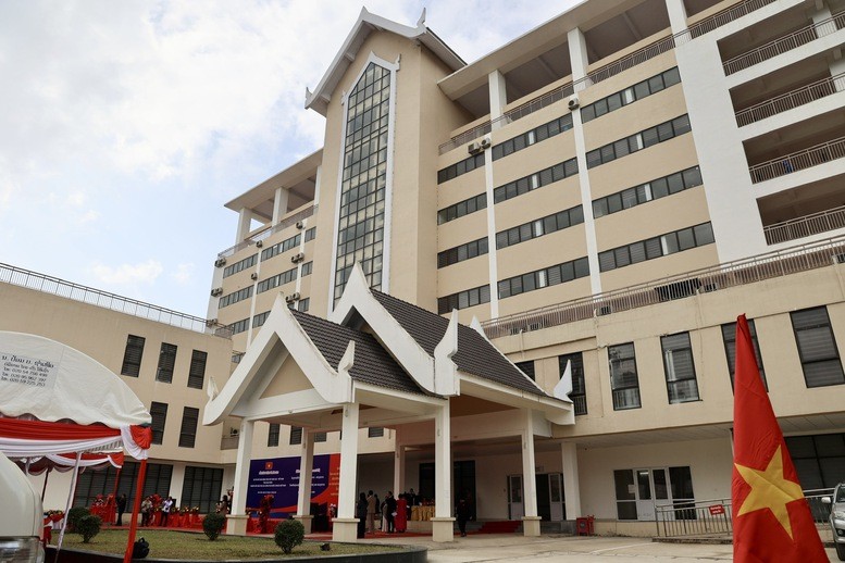 Việt Nam bàn giao công trình Bệnh viện Hữu nghị Lào – Việt Nam tỉnh Houaphanh