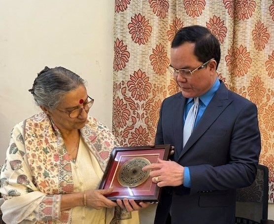 Ông Nguyễn Đình Khang tại buổi Hội đàm với bà Amarjeet Kaur, Tổng Thư ký Liên hiệp Công đoàn toàn Ấn. (Ảnh: T.L)