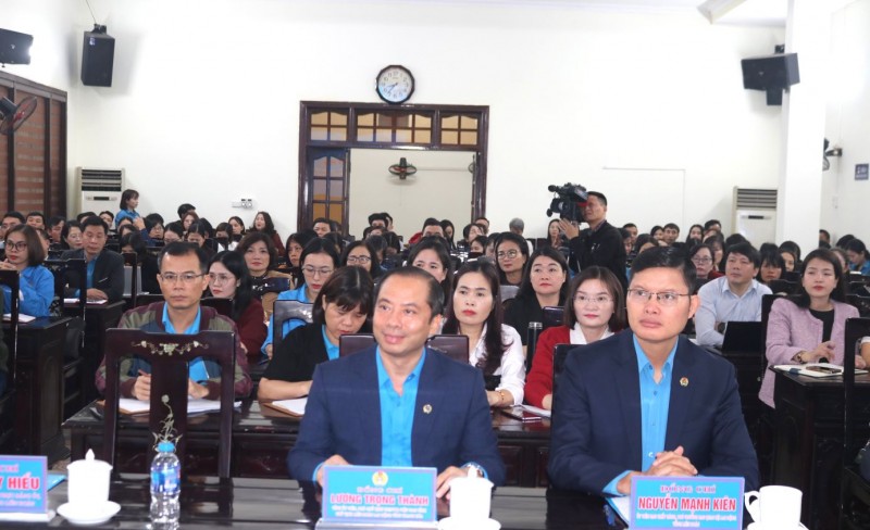 gần 300 cán bộ công đoàn tỉnh Thanh Hóa và Ninh Bình. (Ảnh: T.L) gần 300 cán bộ công đoàn tỉnh Thanh Hóa và Ninh Bình. (Ảnh: T.L)