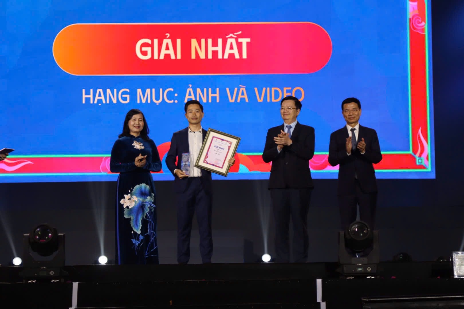 Phó Thủ tướng Mai Văn Chính và các đại biểu chúc mừng tác giả đoạt giải Nhất. (Ảnh: Báo Hànộimới)