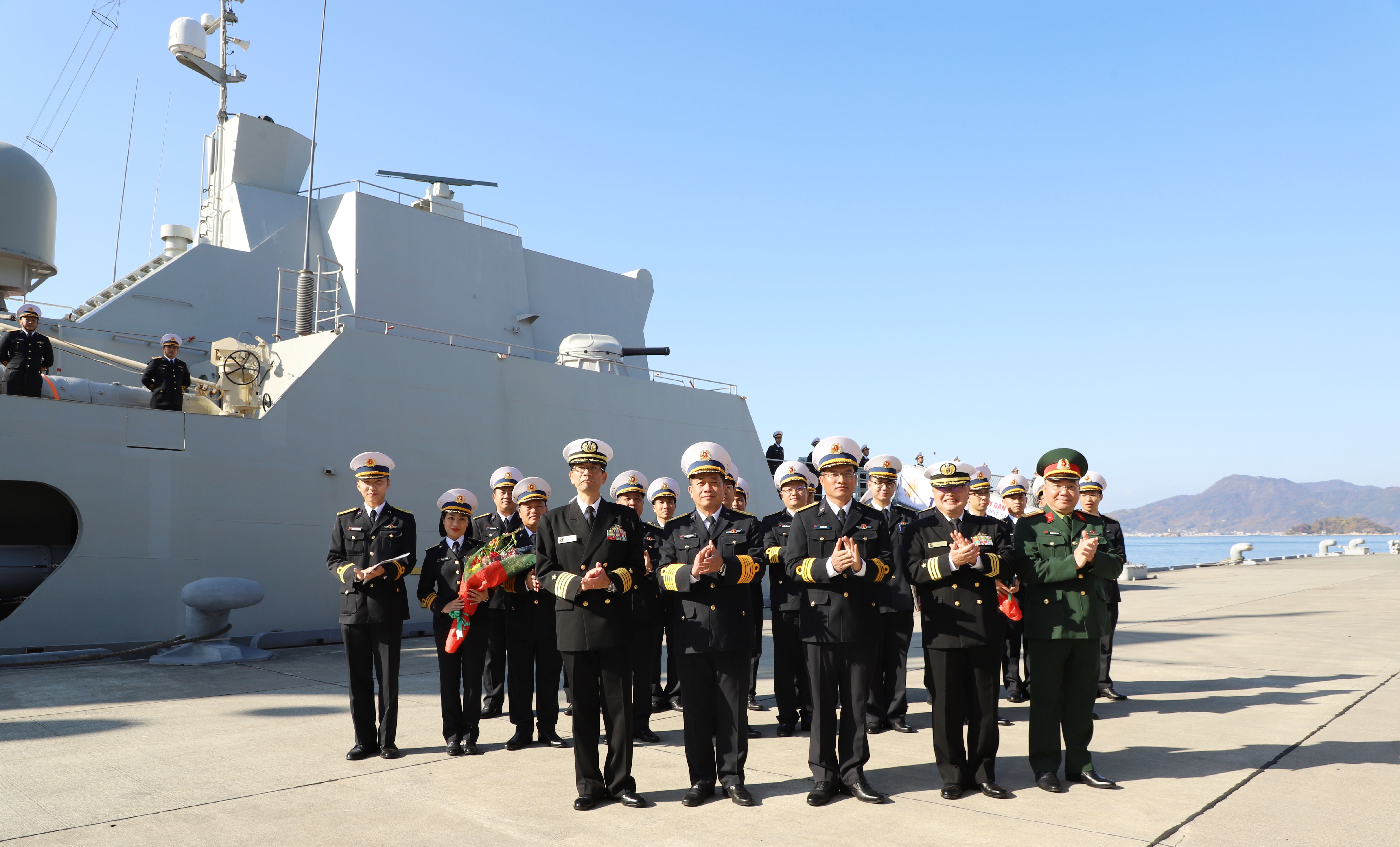 Tàu 015-Trần Hưng Đạo cập cảng Kure, bắt đầu thăm xã giao Nhật Bản