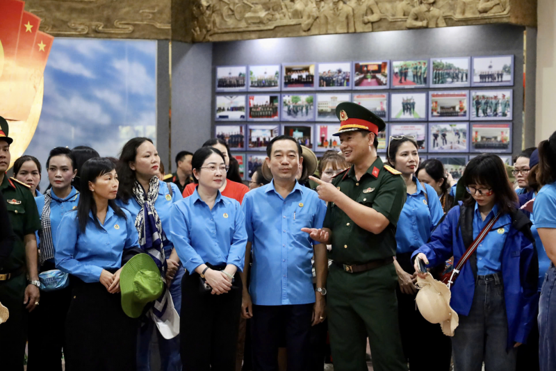chương trình “Một ngày cùng chiến sĩ”, qua đó tăng cường gắn kết quân - dân. (Ảnh: T.L) chương trình “Một ngày cùng chiến sĩ”, qua đó tăng cường gắn kết quân - dân. (Ảnh: T.L)