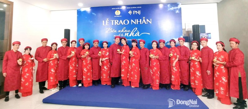 Lễ trao nhẫn cưới tập thể năm 2025. (Ảnh: Báo Đồng Nai) Lễ trao nhẫn cưới tập thể năm 2025. (Ảnh: Báo Đồng Nai)