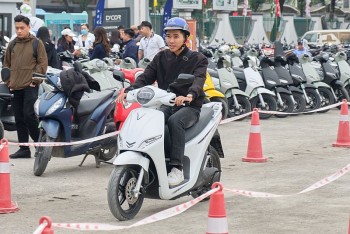 khach hang ha noi hao hung doi xe xang lay xe may dien vinfast