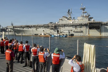 Quân nhân Hoa Kỳ trên hai tàu tuần dương thăm Đà Nẵng