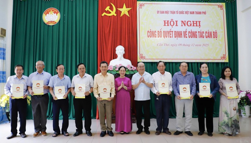 Cần Thơ: Công bố quyết định nhân sự các Hội do Đảng, Nhà nước giao nhiệm vụ Cần Thơ: Công bố quyết định nhân sự các Hội do Đảng, Nhà nước giao nhiệm vụ