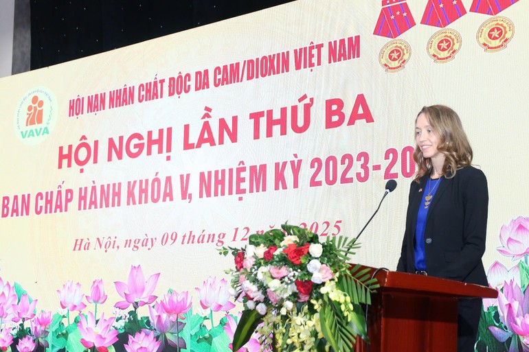 Bà Courtney Beale, Phó Đại sứ Phái đoàn Ngoại giao Hoa Kỳ tại Việt Nam phát biểu. Bà Courtney Beale, Phó Đại sứ Phái đoàn Ngoại giao Hoa Kỳ tại Việt Nam phát biểu.