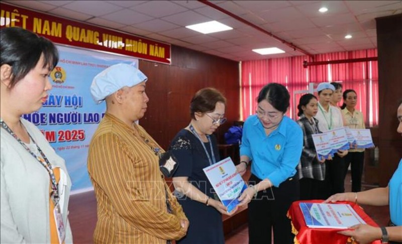 Bà Nguyễn Kim Loan, Phó Chủ tịch Liên đoàn Lao động Thành phố Hồ Chí Minh tặng quà cho công nhân lao động tại ngày hội. (Ảnh: T.L) Bà Nguyễn Kim Loan, Phó Chủ tịch Liên đoàn Lao động Thành phố Hồ Chí Minh tặng quà cho công nhân lao động tại ngày hội. (Ảnh: T.L)