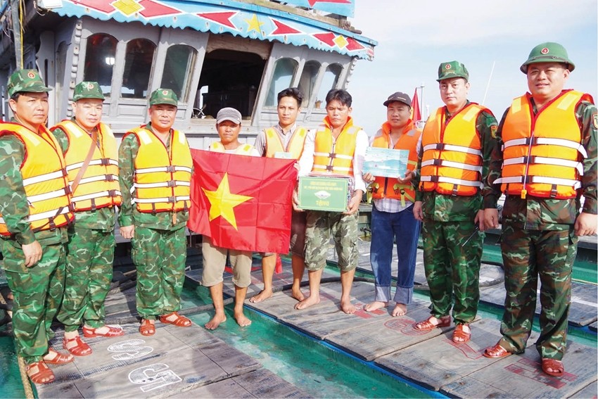 Lực lượng chức năng phối hợp tuyền truyền, ngăn chặn, chống khai thác IUU. (Ảnh: huengaynay.vn) Lực lượng chức năng phối hợp tuyền truyền, ngăn chặn, chống khai thác IUU. (Ảnh: huengaynay.vn)