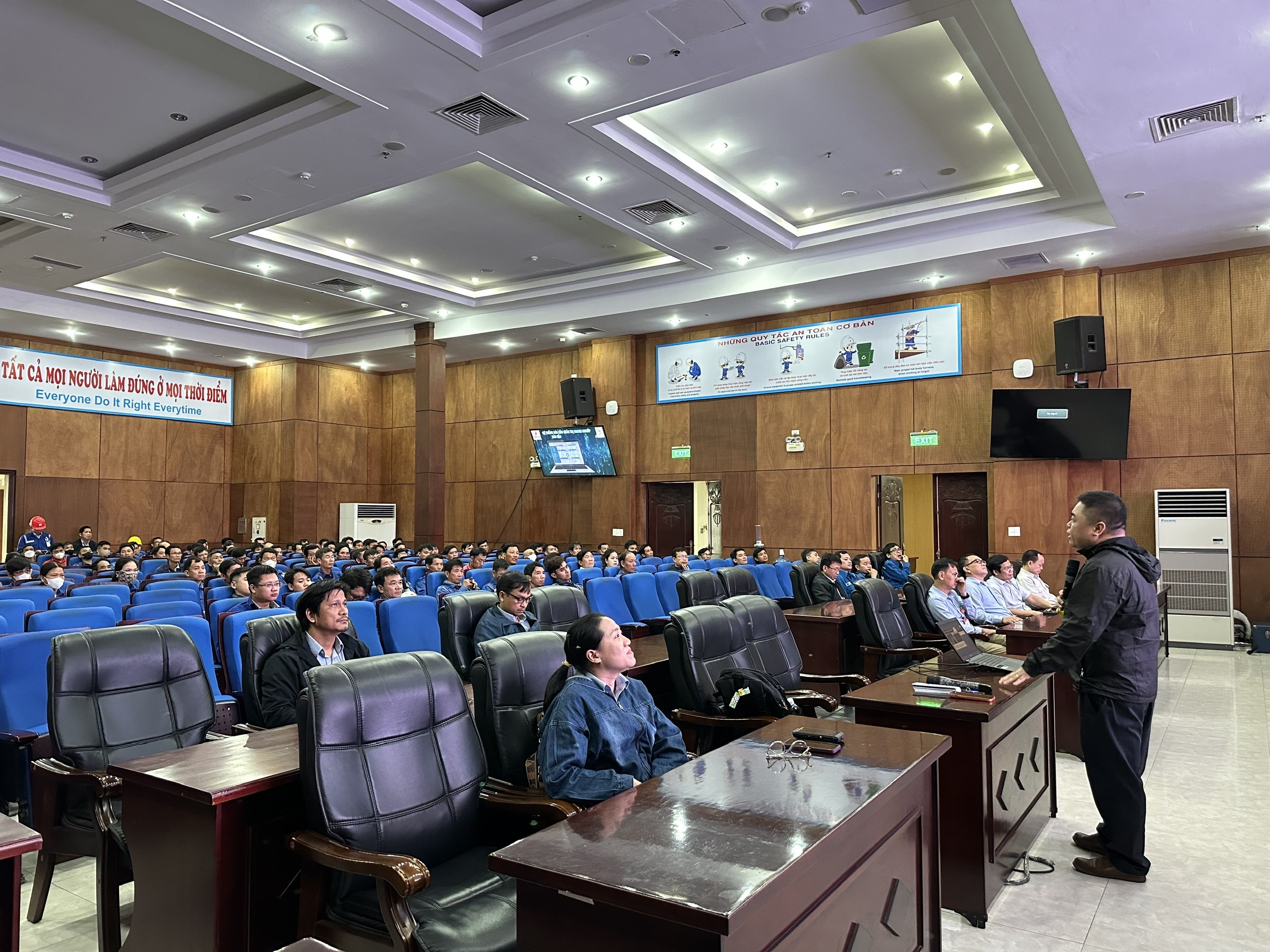 Toàn cảnh buổi nói chuyện chuyên đề tháng 12/2025: “Tuân thủ quy trình nghiệp vụ, thực thi kỷ luật và làm đúng ngay từ đầu” Toàn cảnh buổi nói chuyện chuyên đề tháng 12/2025: “Tuân thủ quy trình nghiệp vụ, thực thi kỷ luật và làm đúng ngay từ đầu”