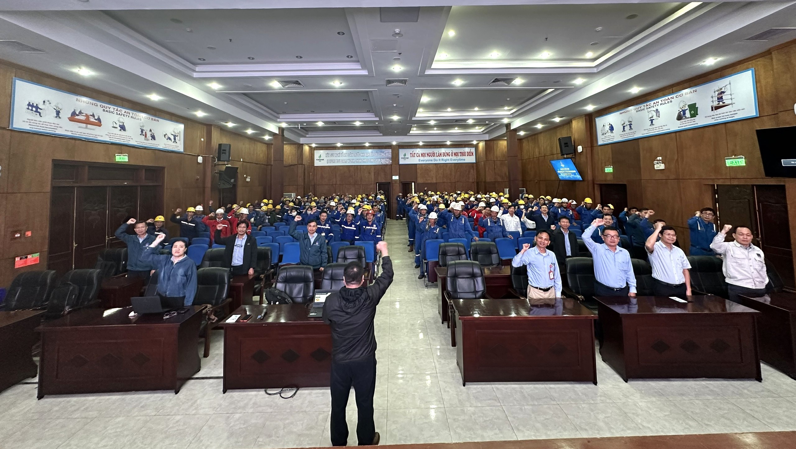 Tập thể CBCNV và người lao động tại NMLD Dung Quất thể hiện sự quyết tâm, đồng lòng tuân thủ Văn hóa An toàn Tập thể CBCNV và người lao động tại NMLD Dung Quất thể hiện sự quyết tâm, đồng lòng tuân thủ Văn hóa An toàn