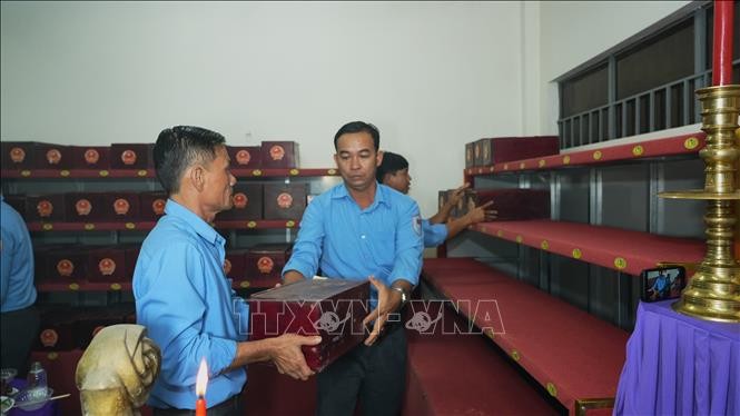 Hài cốt liệt sĩ được bảo quản tại Nghĩa trang liệt sĩ Đồi 82 (Tân Biên) chờ thực hiện nghi thức truy điệu, an táng. Hài cốt liệt sĩ được bảo quản tại Nghĩa trang liệt sĩ Đồi 82 (Tân Biên) chờ thực hiện nghi thức truy điệu, an táng.