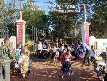 tin quoc te ngay 1112 hon 1500 truong hoc o thai lan va campuchia buoc phai dong cua