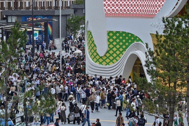 Đông đảo khách tham quan bên ngoài khu vực Triển lãm Thế giới Osaka 2025 vào tháng 5 vừa qua - Ảnh: AFP Đông đảo khách tham quan bên ngoài khu vực Triển lãm Thế giới Osaka 2025 vào tháng 5 vừa qua - Ảnh: AFP