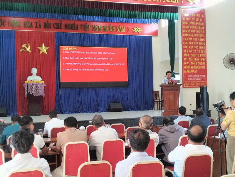 Công đoàn xã Thăng An phối hợp với Chi cục Biển đảo và Thủy sản thành phố Đà Nẵng tổ chức buổi tuyên truyền về hoạt động khai thác thủy sản bất hợp pháp, không báo cáo và không theo quy định (IUU) cho đoàn viên Nghiệp đoàn nghề cá. (Ảnh: T.L) Công đoàn xã Thăng An phối hợp với Chi cục Biển đảo và Thủy sản thành phố Đà Nẵng tổ chức buổi tuyên truyền về hoạt động khai thác thủy sản bất hợp pháp, không báo cáo và không theo quy định (IUU) cho đoàn viên Nghiệp đoàn nghề cá. (Ảnh: T.L)