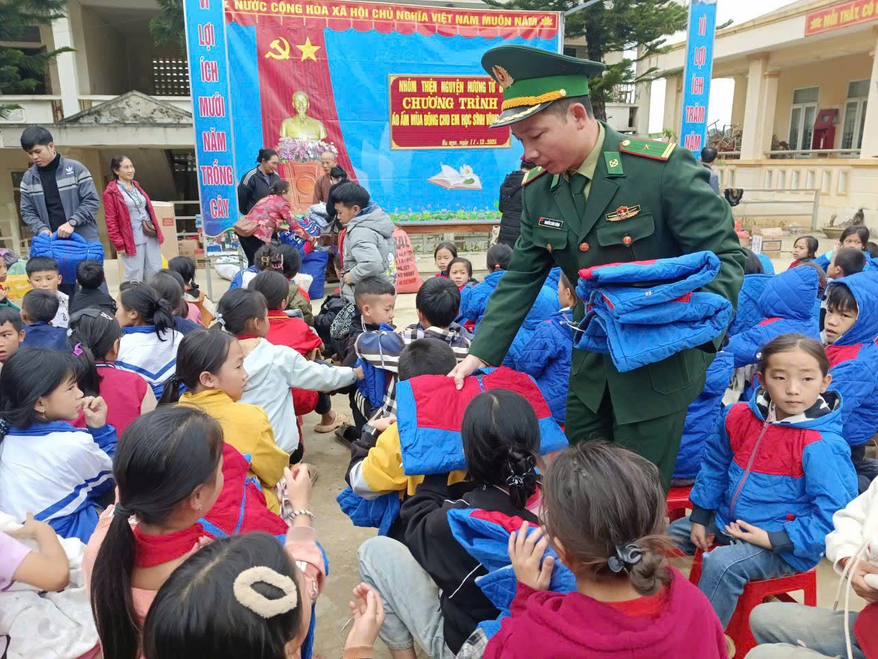 [Ảnh] Đồn Biên phòng Na Ngoi trao 484 suất quà cho học sinh và hộ dân trước mùa giá rét