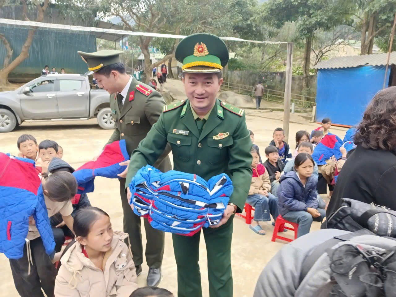 [Ảnh] Đồn Biên phòng Na Ngoi trao 484 suất quà cho học sinh và hộ dân trước mùa giá rét