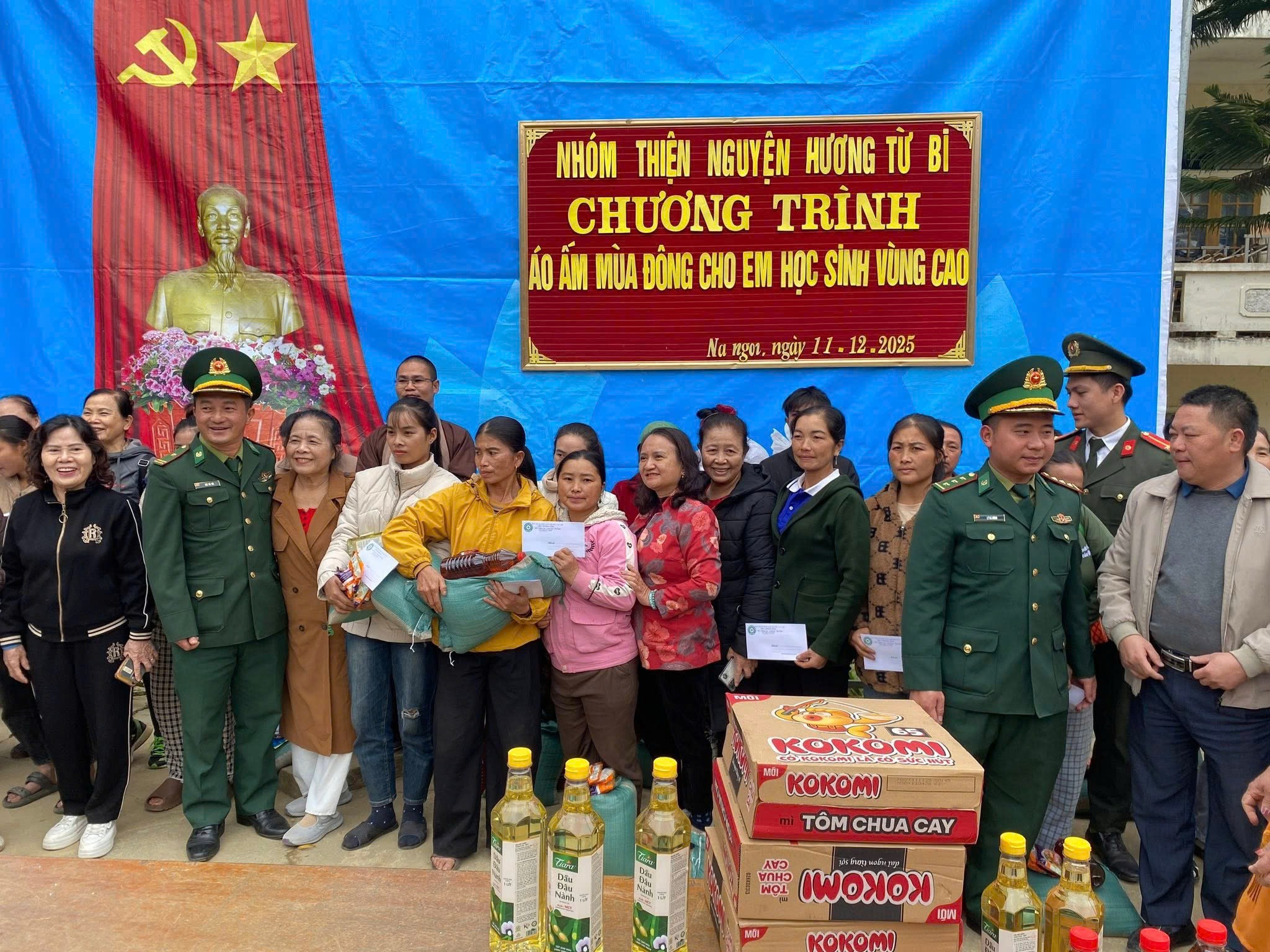 [Ảnh] Đồn Biên phòng Na Ngoi trao 484 suất quà cho học sinh và hộ dân trước mùa giá rét