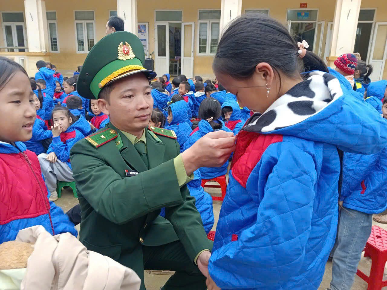 [Ảnh] Đồn Biên phòng Na Ngoi trao 484 suất quà cho học sinh và hộ dân trước mùa giá rét