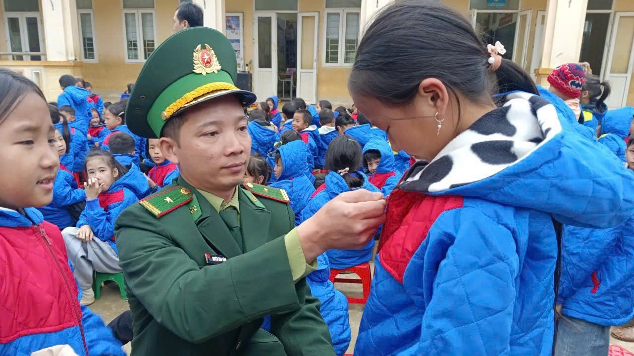 [Ảnh] Đồn Biên phòng Na Ngoi trao 484 suất quà cho học sinh và hộ dân trước mùa giá rét