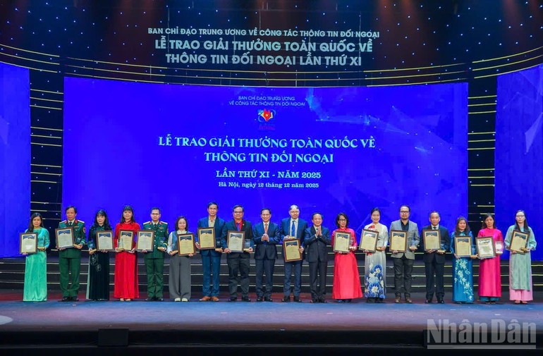 Trưởng Ban Tuyên giáo và Dân vận Trung ương Trịnh Văn Quyết, Phó Thủ tướng Bùi Thanh Sơn với các tác giả, nhóm tác giả đoạt Giải Nhì. (Ảnh: Thế Đại) Trưởng Ban Tuyên giáo và Dân vận Trung ương Trịnh Văn Quyết, Phó Thủ tướng Bùi Thanh Sơn với các tác giả, nhóm tác giả đoạt Giải Nhì. (Ảnh: Thế Đại)