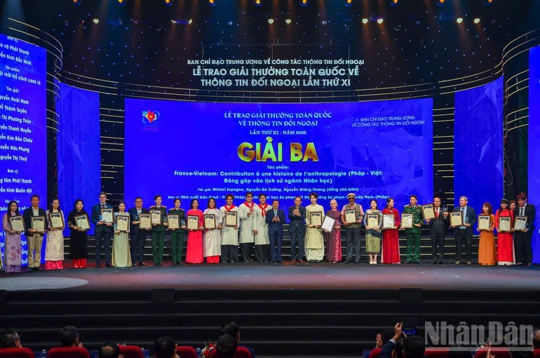 Đồng chí Lê Hoài Trung, Bí thư Trung ương Đảng, Bộ trưởng Bộ Ngoại giao và đồng chí Lại Xuân Môn, Ủy viên Trung ương Đảng, Phó trưởng Ban Thường trực Ban Tuyên giáo và Dân vận Trung ương trao giải Ba cho các tác giả. (Ảnh: Trọng Hải) Đồng chí Lê Hoài Trung, Bí thư Trung ương Đảng, Bộ trưởng Bộ Ngoại giao và đồng chí Lại Xuân Môn, Ủy viên Trung ương Đảng, Phó trưởng Ban Thường trực Ban Tuyên giáo và Dân vận Trung ương trao giải Ba cho các tác giả. (Ảnh: Trọng Hải)