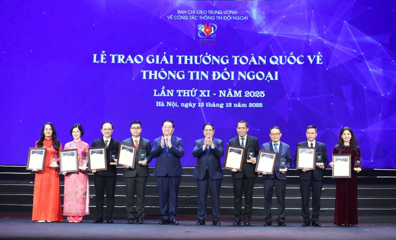 Thủ tướng Chính phủ Phạm Minh Chính và Ủy viên Bộ Chính trị, Bí thư Trung ương Đảng, Trưởng Ban Chỉ đạo Trung ương về công tác thông tin đối ngoại, Chủ nhiệm Tổng Cục Chính trị Quân đội Nhân dân Việt Nam Nguyễn Trọng Nghĩa trao Giải Nhất cho các tác giả. (Ảnh: Hoài Nam/Vietnam+) Thủ tướng Chính phủ Phạm Minh Chính và Ủy viên Bộ Chính trị, Bí thư Trung ương Đảng, Trưởng Ban Chỉ đạo Trung ương về công tác thông tin đối ngoại, Chủ nhiệm Tổng Cục Chính trị Quân đội Nhân dân Việt Nam Nguyễn Trọng Nghĩa trao Giải Nhất cho các tác giả. (Ảnh: Hoài Nam/Vietnam+)