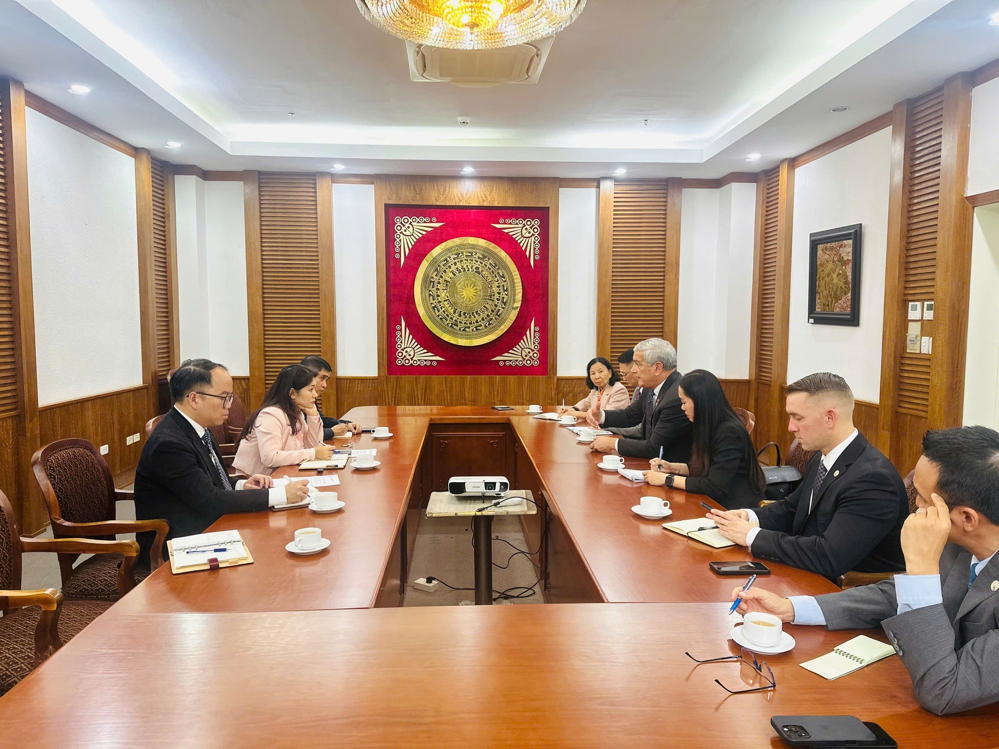 Lãnh đạo Cục Hợp tác quốc tế và Cục Di sản văn hóa đã có buổi làm việc với đại diện Cơ quan Kiểm kê Tù binh và Người mất tích (DPAA) thuộc Bộ Quốc phòng Hoa Kỳ. Lãnh đạo Cục Hợp tác quốc tế và Cục Di sản văn hóa đã có buổi làm việc với đại diện Cơ quan Kiểm kê Tù binh và Người mất tích (DPAA) thuộc Bộ Quốc phòng Hoa Kỳ.