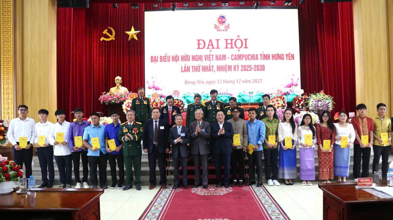 15 sinh viên Campuchia được Hội hữu nghị Việt Nam - Campuchia tỉnh đỡ đầu. 15 sinh viên Campuchia được Hội hữu nghị Việt Nam - Campuchia tỉnh đỡ đầu.