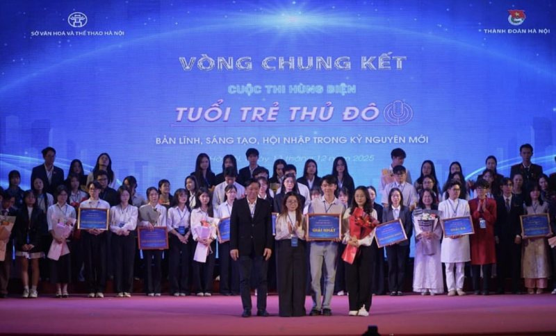 Đội Tsunami gồm các thành viên Đỗ Hải Anh, Lê Thị Thu Hà và Vũ Minh Tiến xuất sắc đoạt giải Nhất cuộc thi Hùng biện năm 2025. (Ảnh: Ban tổ chức) Đội Tsunami gồm các thành viên Đỗ Hải Anh, Lê Thị Thu Hà và Vũ Minh Tiến xuất sắc đoạt giải Nhất cuộc thi Hùng biện năm 2025. (Ảnh: Ban tổ chức)