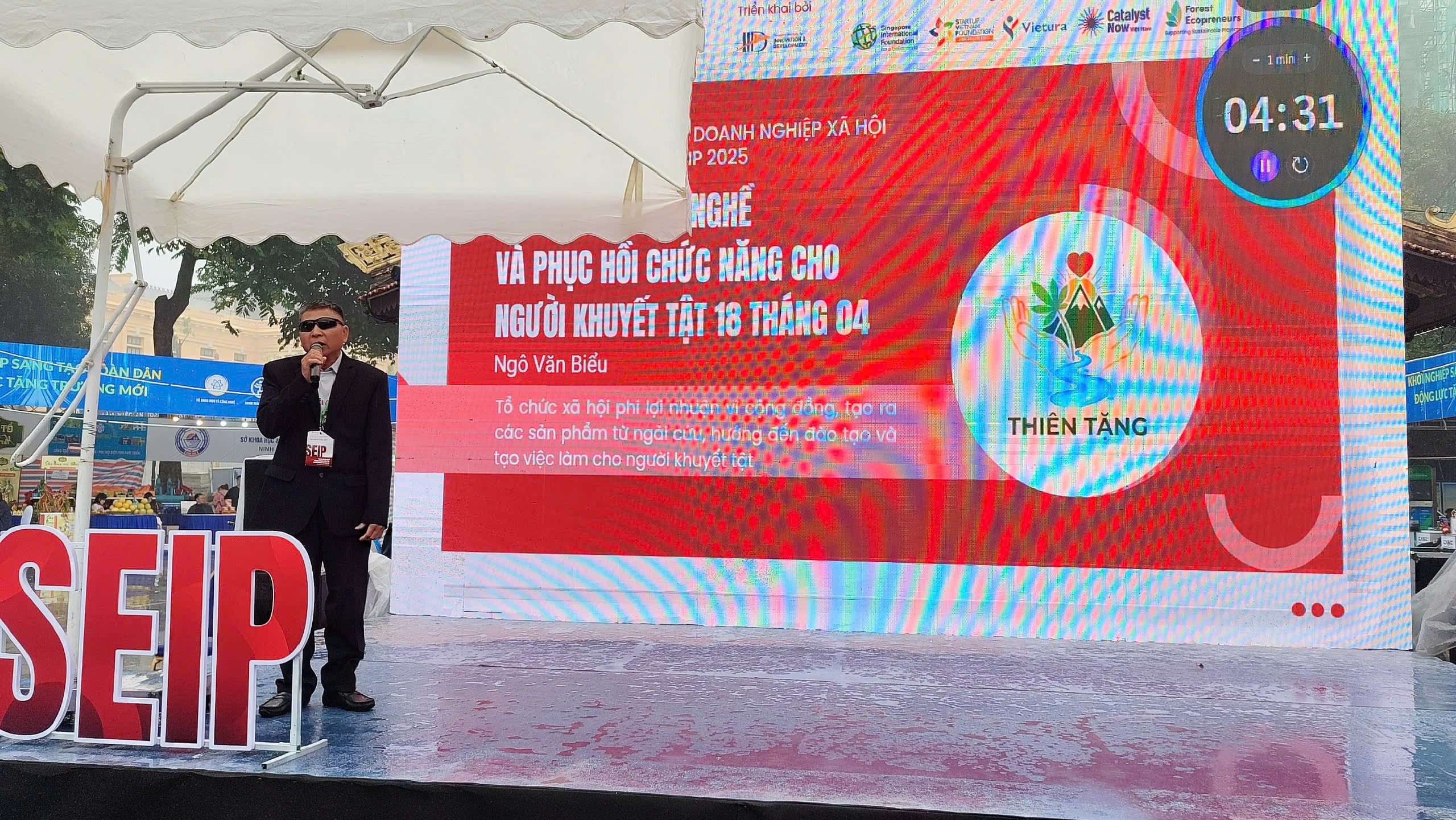 Ông Ngô Văn Biểu, Giám đốc Hợp tác xã Dạy nghề và Phục hồi chức năng cho người khuyết tật 18 tháng 4 Ông Ngô Văn Biểu, Giám đốc Hợp tác xã Dạy nghề và Phục hồi chức năng cho người khuyết tật 18 tháng 4