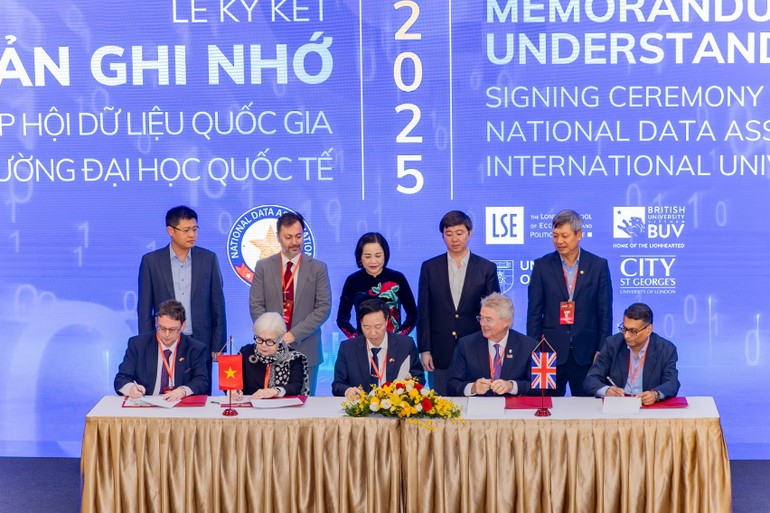 Hiệp hội Dữ liệu Quốc gia phối hợp BUV và các trường đại học uy tín của Vương quốc Anh chính thức ký kết Biên bản ghi nhớ hợp tác toàn diện. (Ảnh: Báo Nhân dân) Hiệp hội Dữ liệu Quốc gia phối hợp BUV và các trường đại học uy tín của Vương quốc Anh chính thức ký kết Biên bản ghi nhớ hợp tác toàn diện. (Ảnh: Báo Nhân dân)