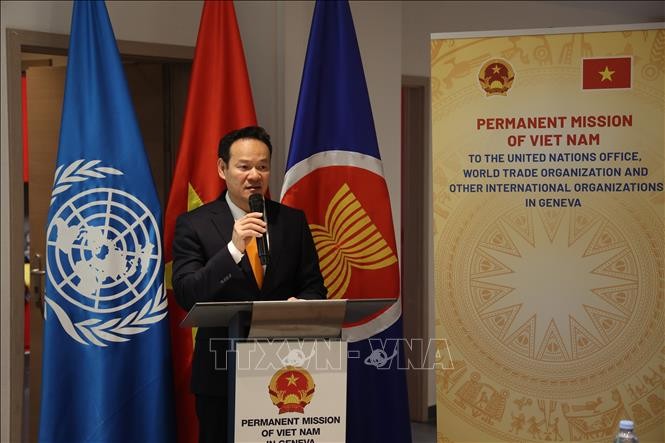 Đại sứ Mai Phan Dũng phát biểu tại buổi tọa đàm. Ảnh: Anh Hiển/PV TTXVN tại Thụy Sĩ Đại sứ Mai Phan Dũng phát biểu tại buổi tọa đàm. Ảnh: Anh Hiển/PV TTXVN tại Thụy Sĩ