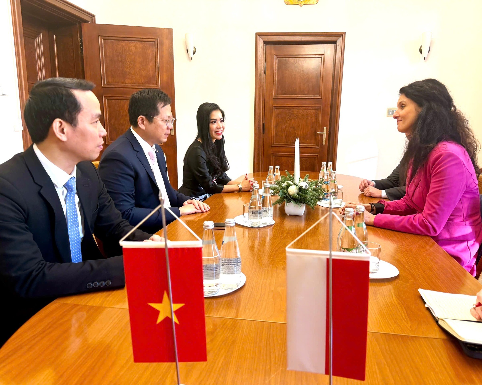 Đại sứ Việt Nam tại Ba Lan Hà Hoàng Hải làm việc với Tỉnh trưởng Dolnośląskie Anna Żabska. (Ảnh: Đại sứ quán Việt Nam tại Ba Lan) Đại sứ Việt Nam tại Ba Lan Hà Hoàng Hải làm việc với Tỉnh trưởng Dolnośląskie Anna Żabska. (Ảnh: Đại sứ quán Việt Nam tại Ba Lan)