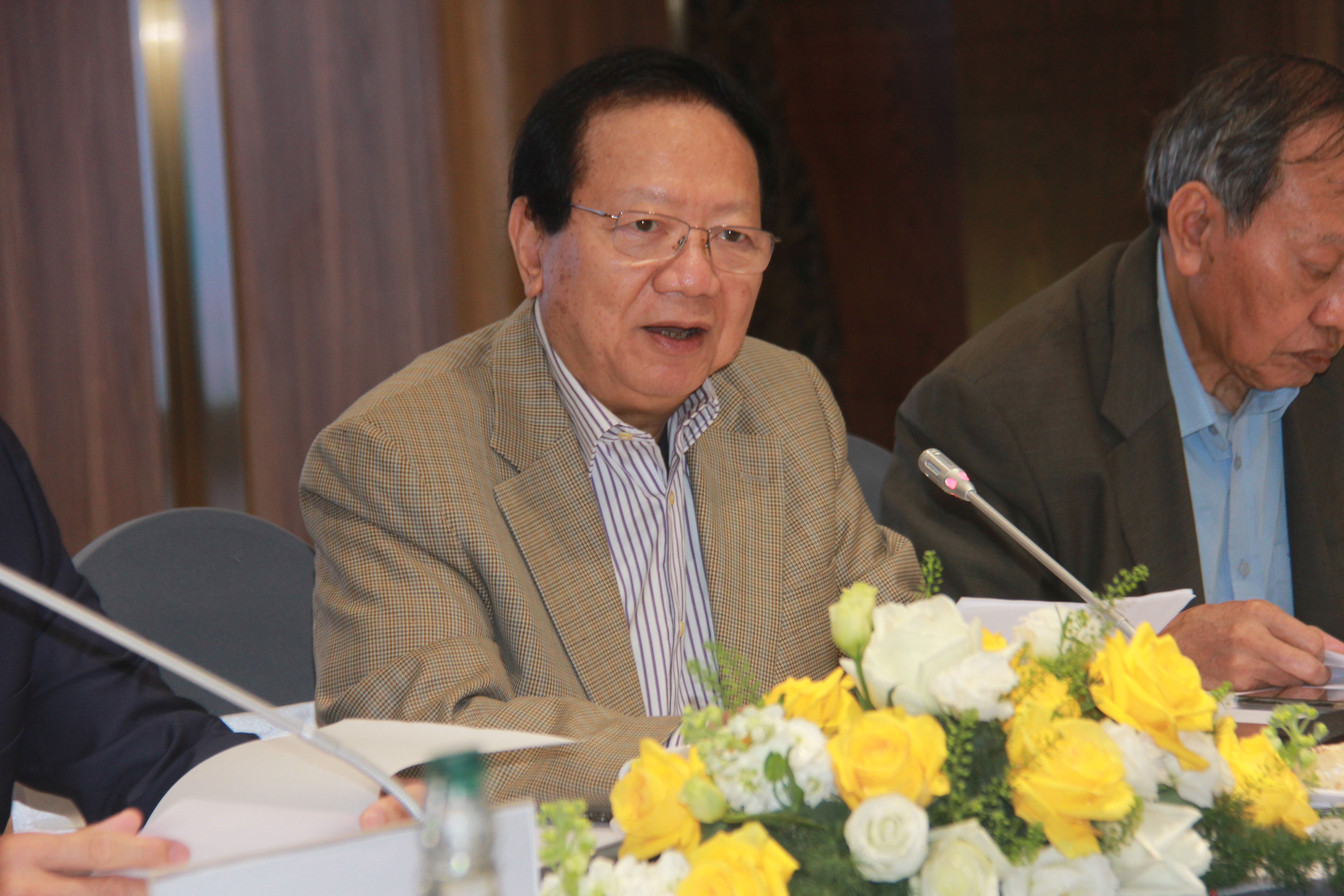 ông Nguyễn Đức Hùng, Phó Chủ tịch - Tổng thư ký VSFA , trình bày báo cáo tại Hội nghị. (Ảnh: Thành Luân) ông Nguyễn Đức Hùng, Phó Chủ tịch - Tổng thư ký VSFA , trình bày báo cáo tại Hội nghị. (Ảnh: Thành Luân)