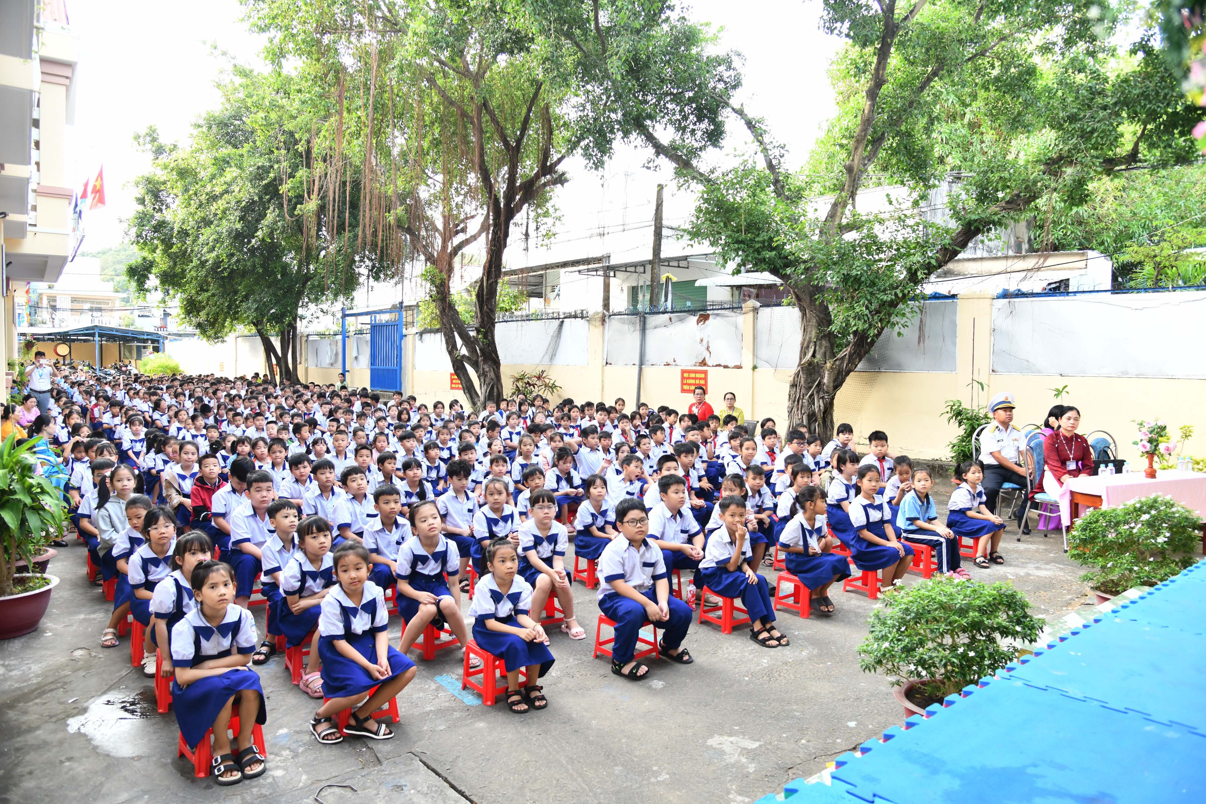 Bồi dưỡng lòng yêu nước, bảo vệ chủ quyền biển đảo cho 500 học sinh, giáo viên Bồi dưỡng lòng yêu nước, bảo vệ chủ quyền biển đảo cho 500 học sinh, giáo viên