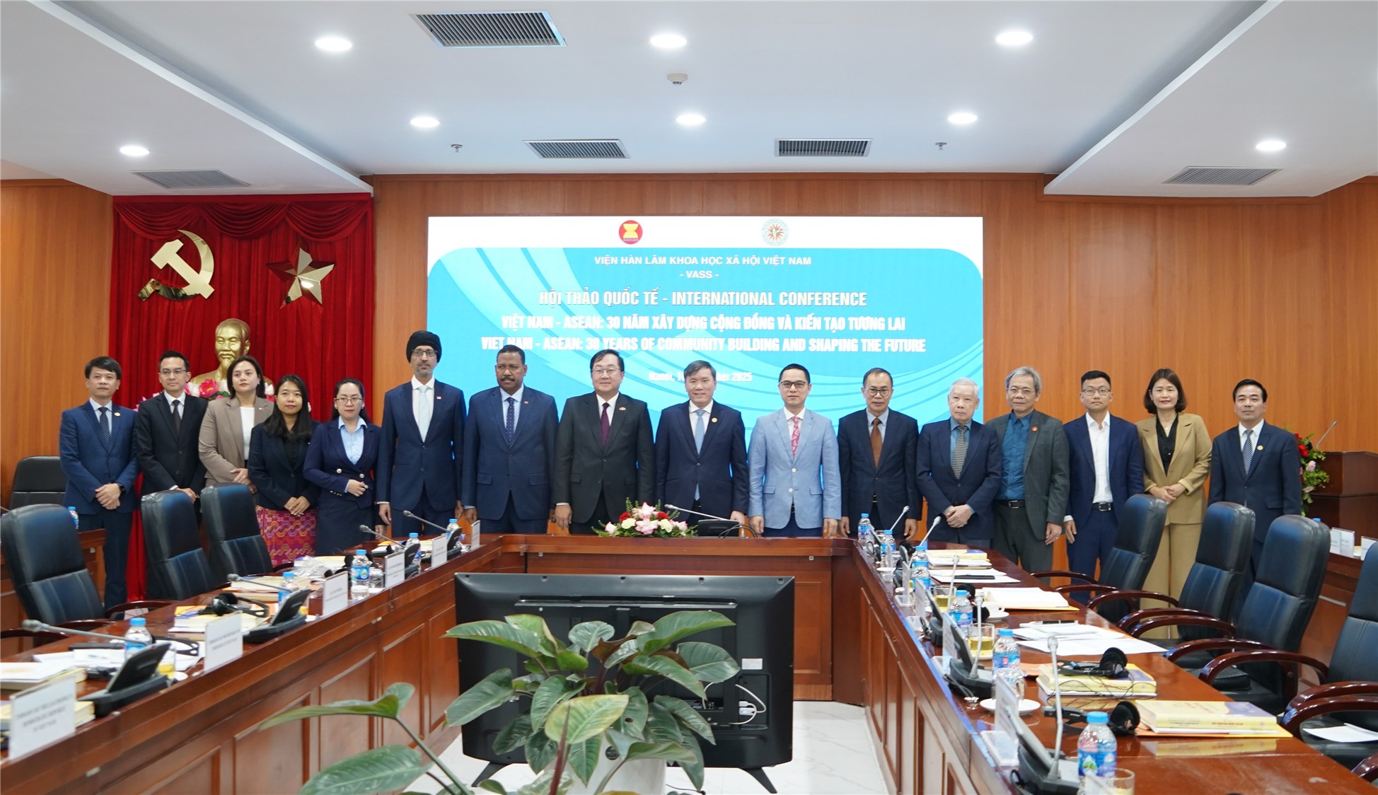 Các đại biểu tham dự Hội thảo chụp ảnh lưu niệm. (Ảnh: VASS)