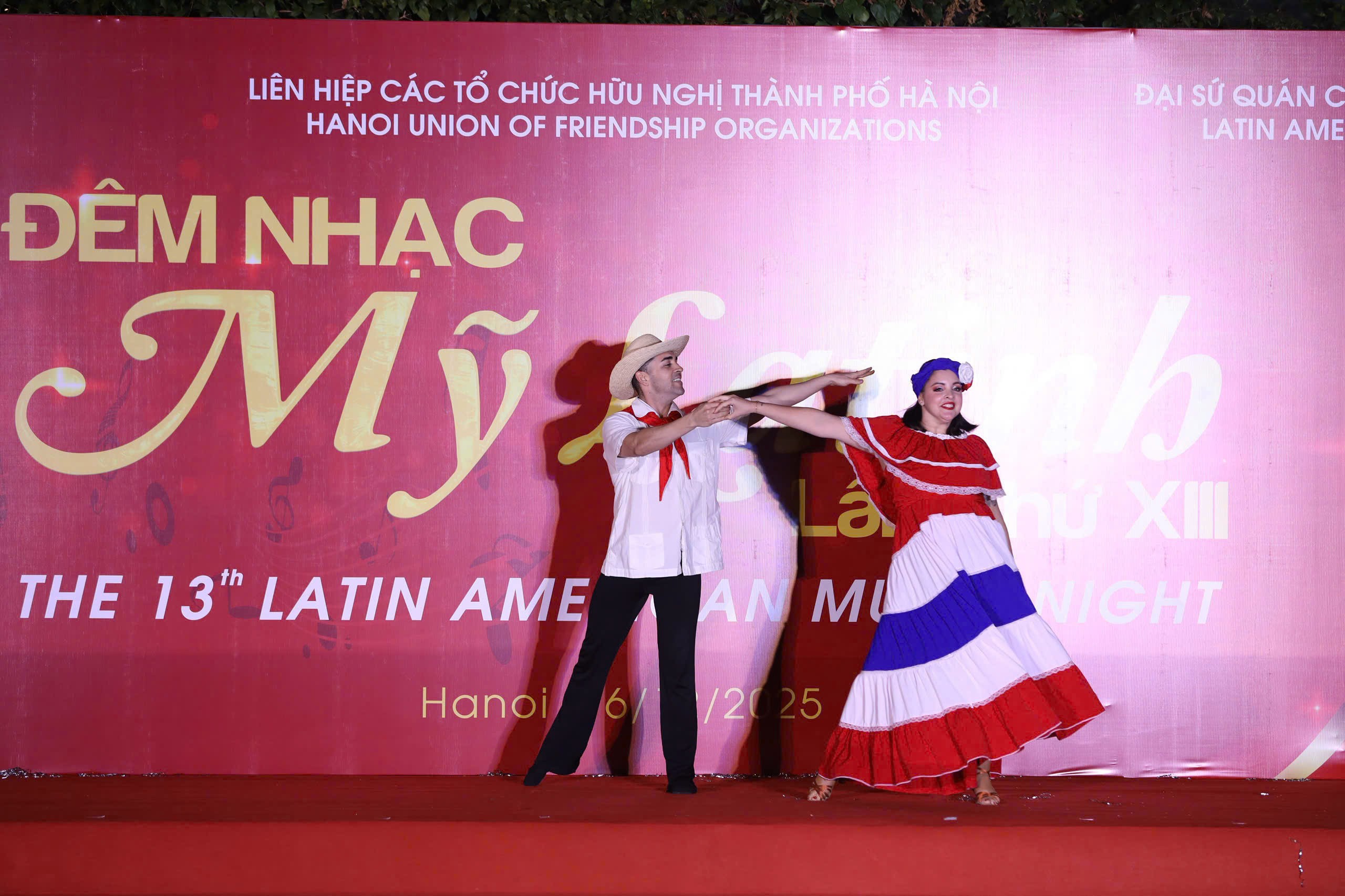 Hà Nội rực lửa vũ điệu Mỹ Latinh trong đêm giao lưu văn hóa đặc sắc Hà Nội rực lửa vũ điệu Mỹ Latinh trong đêm giao lưu văn hóa đặc sắc