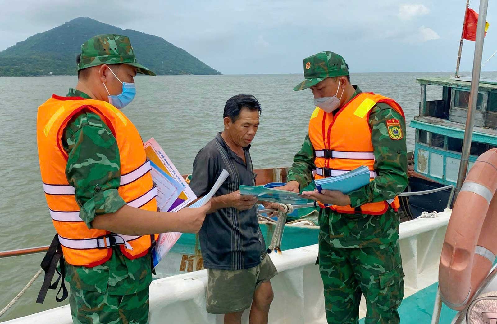 Cán bộ Đồn Biên phòng Lình Huỳnh tuần tra, kiểm soát trên biển và hướng dẫn ngư dân chấp hành quy định chống khai thác IUU. Ảnh: Cán bộ Đồn Biên phòng Lình Huỳnh tuần tra, kiểm soát trên biển và hướng dẫn ngư dân chấp hành quy định chống khai thác IUU. Ảnh: