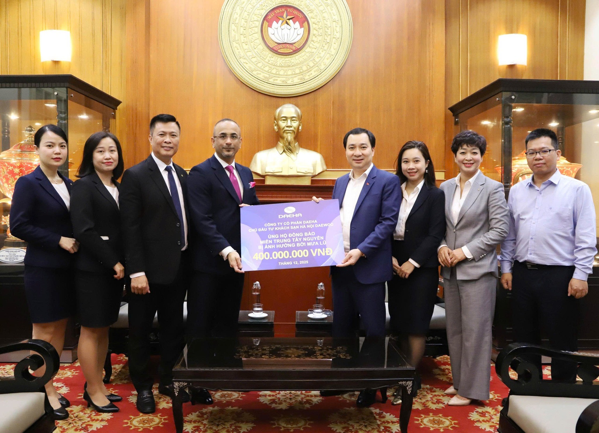 Ông Vũ Văn Tiến, Ủy viên Đoàn Chủ tịch, Trưởng Ban Tuyên giáo Cơ quan Ủy ban Trung ương MTTQ Việt Nam tiếp nhận số tiền ủng hộ từ Công ty cổ phần Daeha - chủ đầu tư khách sạn Hà Nội Daewoo số tiền 400 triệu đồng