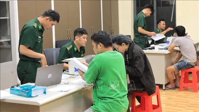 Cán bộ, chiến sĩ Bộ đội biên phòng tỉnh Đồng Nai ghi thông tin các công dân Việt Nam vừa được trao trả về nước. Cán bộ, chiến sĩ Bộ đội biên phòng tỉnh Đồng Nai ghi thông tin các công dân Việt Nam vừa được trao trả về nước.