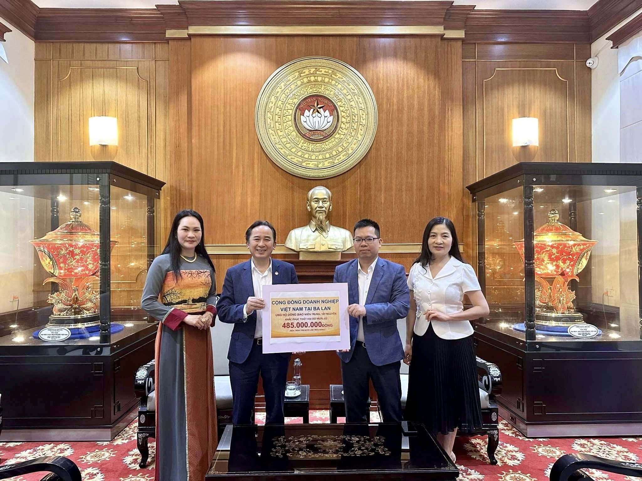 Ông Trần Anh Tuấn, Chủ tịch Hội người Việt tại Ba Lan, đại diện cộng đồng doanh nghiệp Việt Nam tại Ba Lan trao tiền ủng hộ cho MTTQVN Ông Trần Anh Tuấn, Chủ tịch Hội người Việt tại Ba Lan, đại diện cộng đồng doanh nghiệp Việt Nam tại Ba Lan trao tiền ủng hộ cho MTTQVN