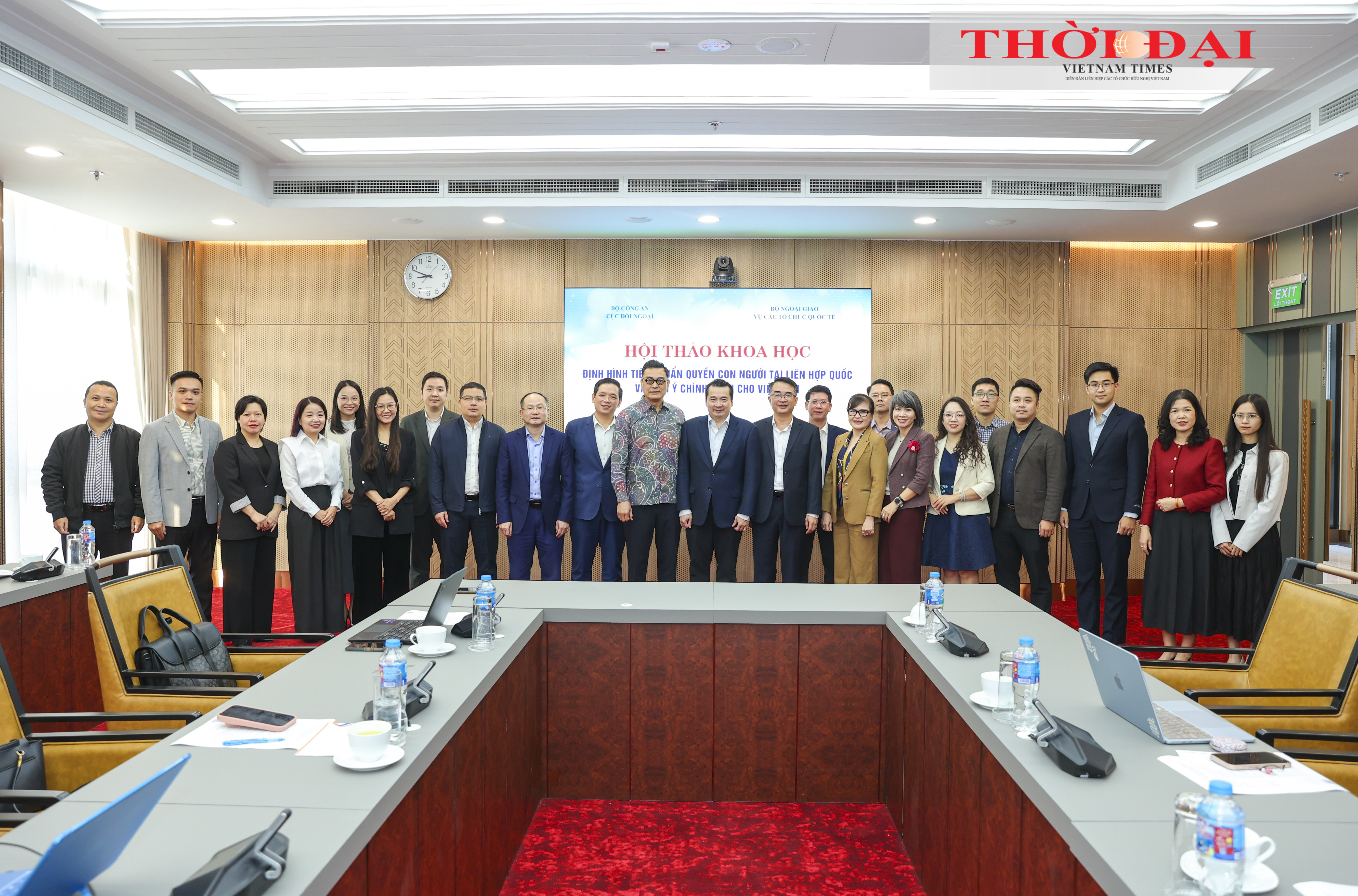 Các đại biểu tham dự Hội thảo chụp ảnh lưu niệm. (Ảnh: Đinh Hòa)