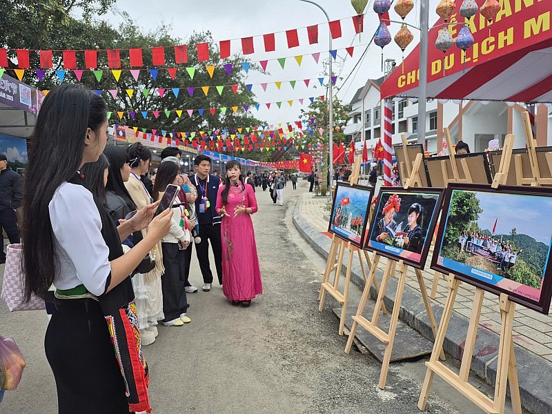 Triển lãm ảnh “Vẻ đẹp Việt Nam” kết nối tình thân ái nhân dân Việt Nam – Lào – Trung Quốc
