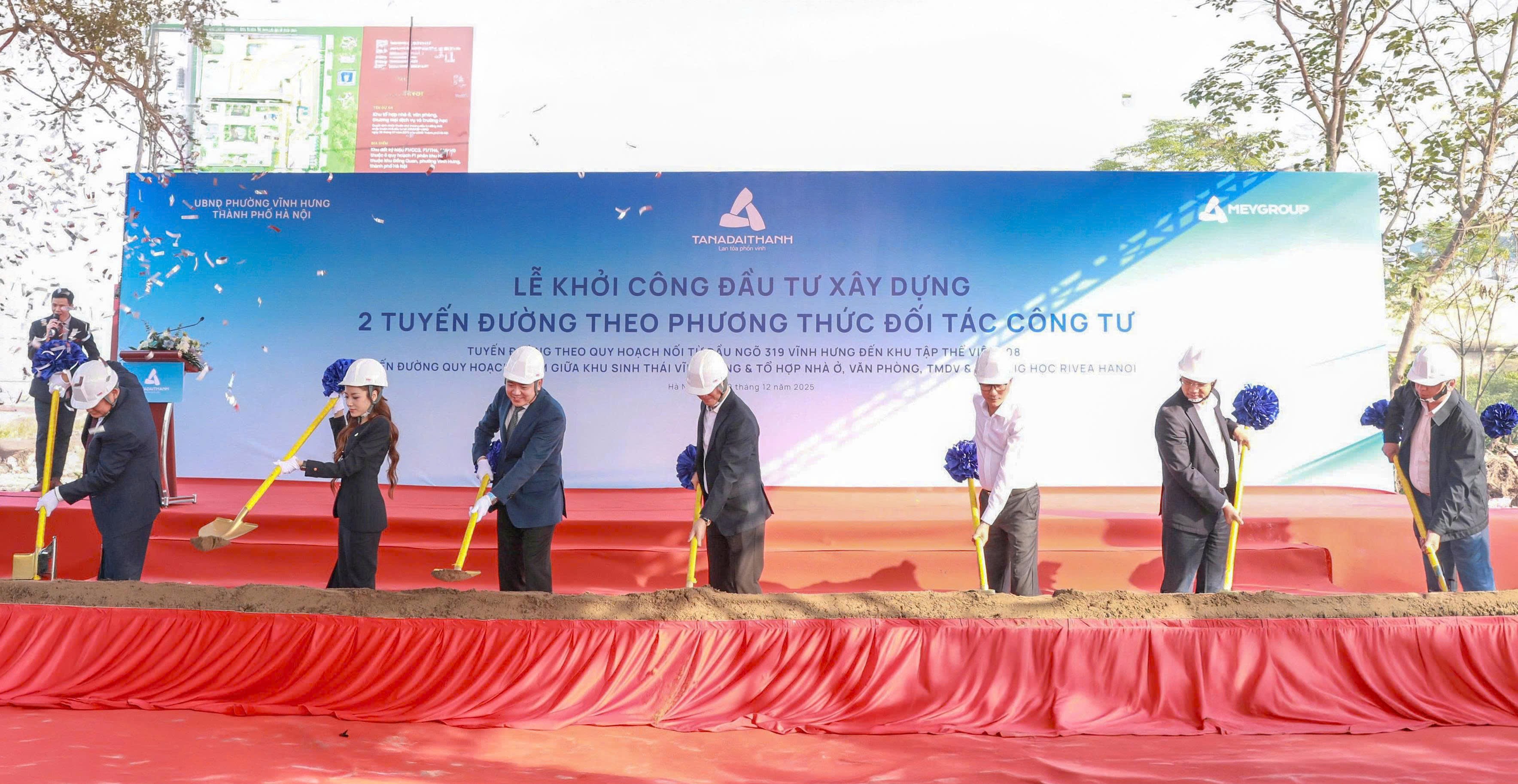 Các đại biểu cùng thực hiện nghi thức khởi công