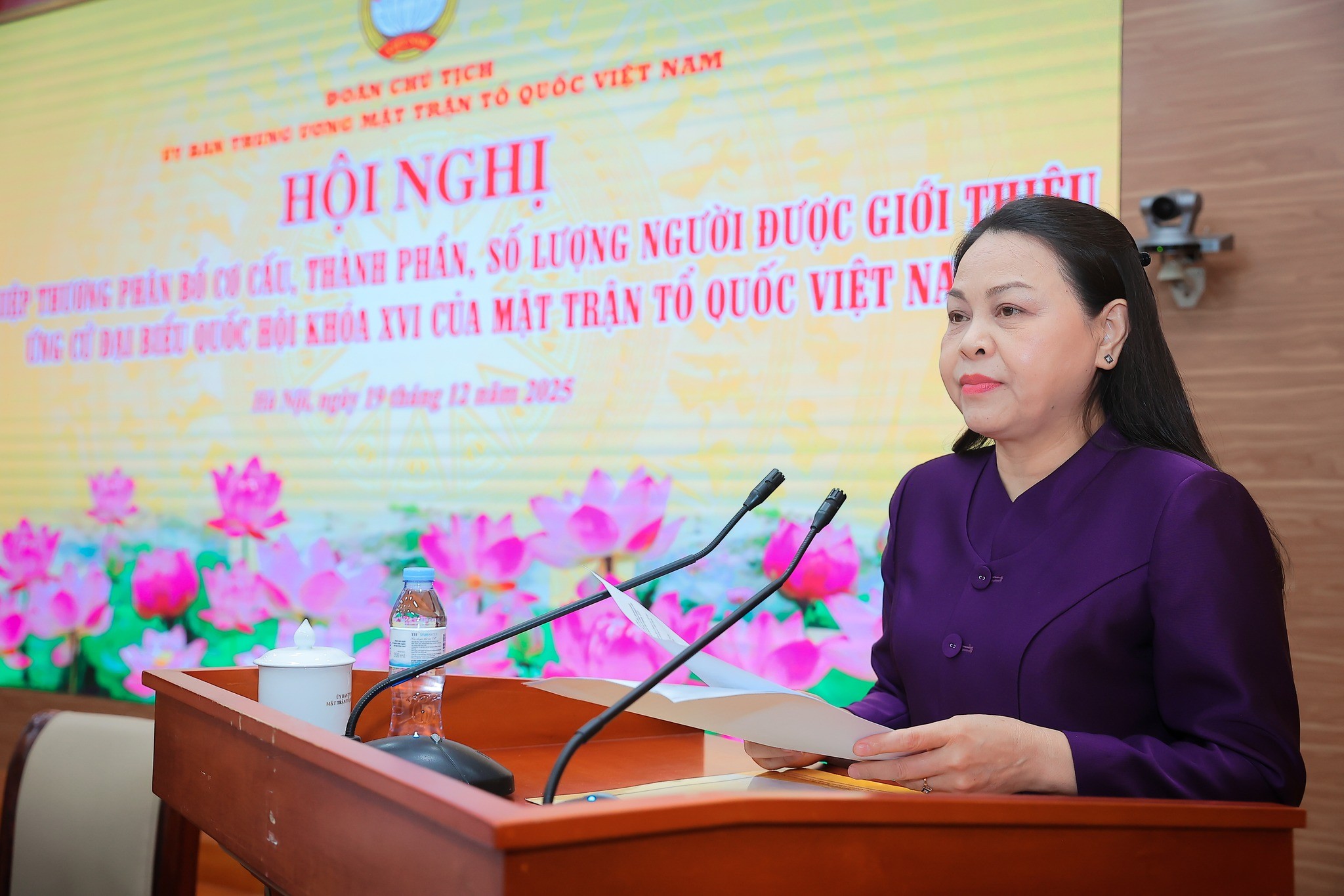 Bà Nguyễn Thị Thu Hà, Ủy viên Trung ương Đảng, Phó Chủ tịch - Tổng Thư ký Uỷ ban Trung ương MTTQ Việt Nam trình bày Tờ trình tại Hội nghị