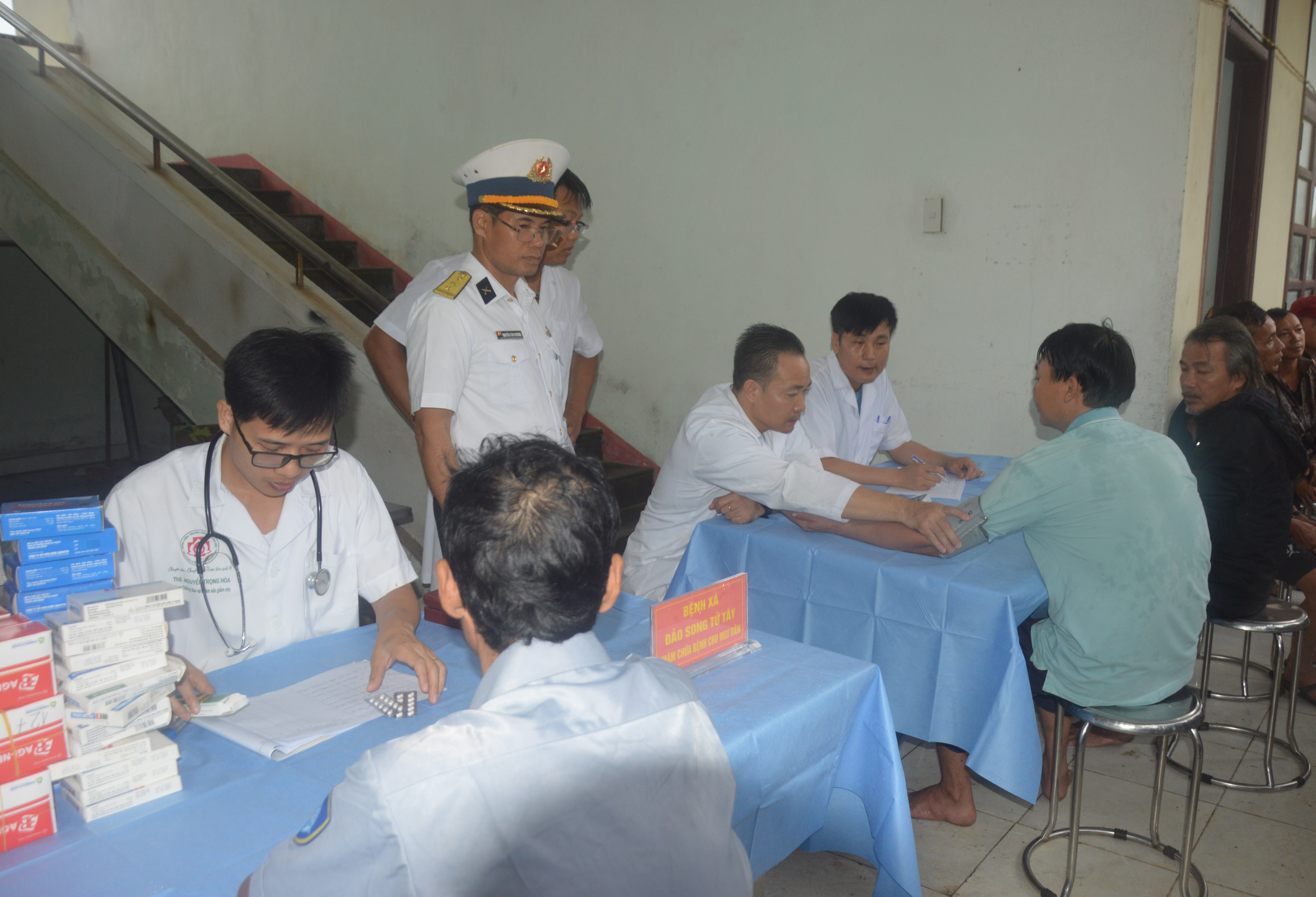 Vùng 4 Hải quân đưa 52 ngư dân gặp nạn trên biển vào đảo Song Tử Tây an toàn