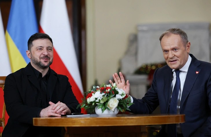 Tổng thống Ukraine Volodymyr Zelensky (trái) gặp Thủ tướng Ba Lan Donald Tusk tại Warsaw hôm 19-12 - Ảnh: